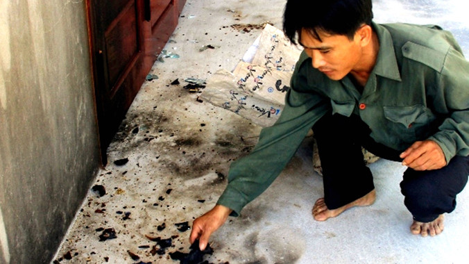 Vết bom xăng những kẻ xin đểu ném vào nhà anh Cao để uy hiếp. ảnh: Thu Hoài