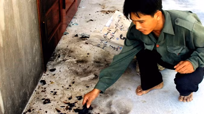 Vết bom xăng những kẻ xin đểu ném vào nhà anh Cao để uy hiếp. ảnh: Thu Hoài