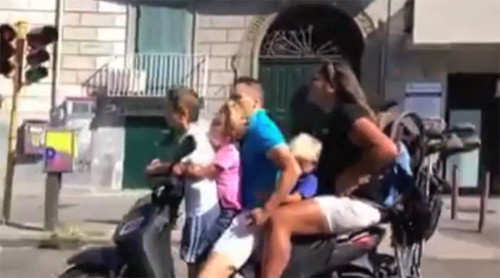 Xe máy chở 5 gây sốc ở Italy