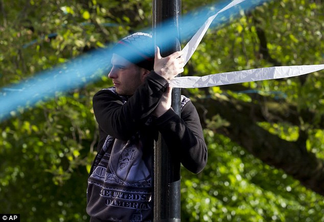 CĐV bất chấp nguy hiểm leo lên cột điện xem các thần tượng.