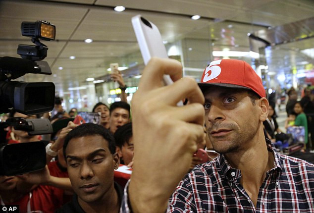 Rio được người hâm mộ vây quanh