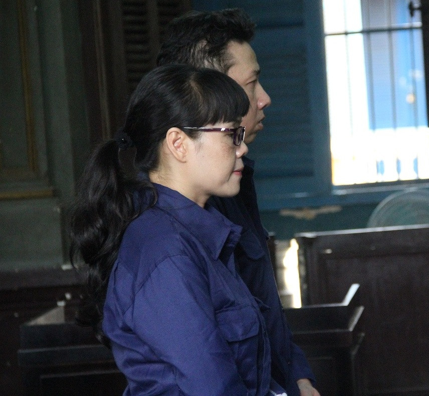 Võ Anh Tuấn và Huyền Như nghe Tòa tuyên án sáng nay 30/5. Ảnh: Tân Châu