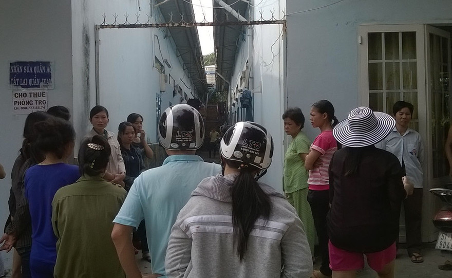 Nhiều người dân theo dõi Công an khám nghiệm điều tra vụ việc. Ảnh: Đông Sơn.