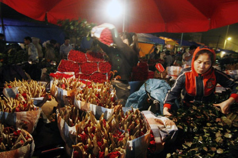 Tấp nập chợ hoa Quảng Bá ngày 20/11