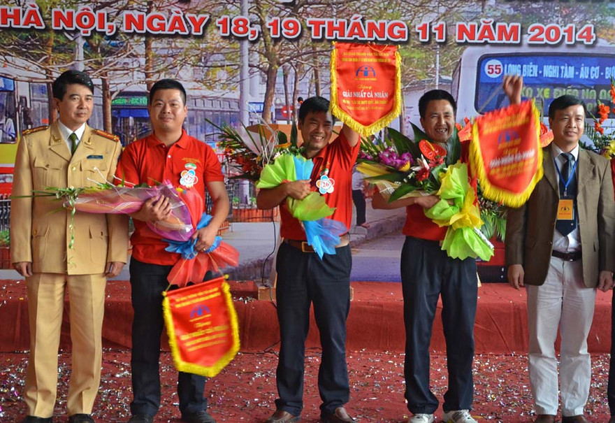 Hội thi "lái xe buýt giỏi, an toàn" tìm được người thắng cuộc. Ảnh: Thanh Hà.