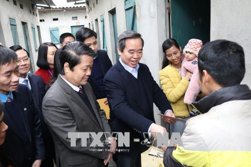 Đồng chí Nguyễn Văn Bình, Trưởng ban Kinh tế Trung ương tặng quà cho công nhân lao động nghèo, vươn lên trong cuộc sống.