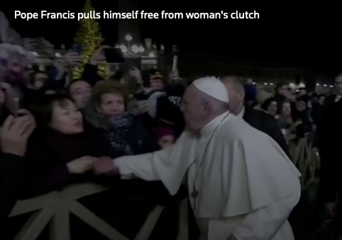 Khoảnh khắc Giáo hoàng bị một phụ nữ kéo tay. (Ảnh chụp từ clip)