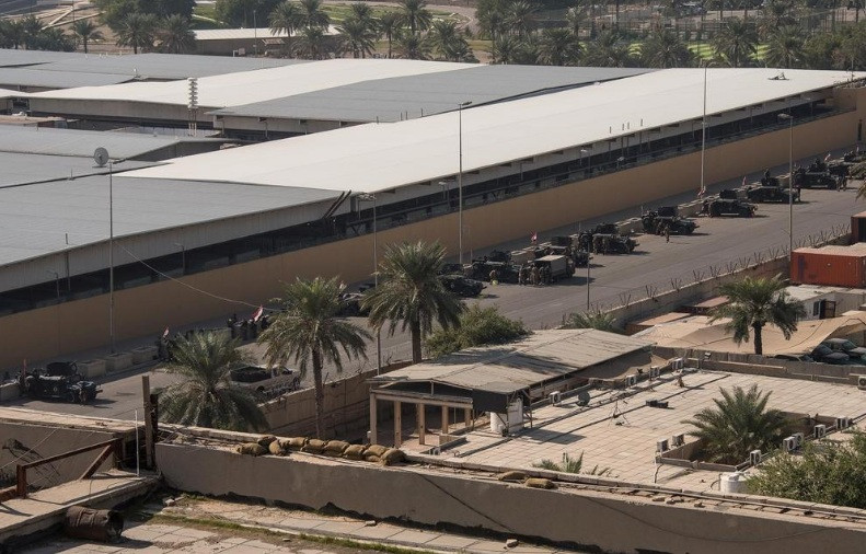 Xe của lực lượng an ninh Iraq xếp hàng ngoài đại sứ quán Mỹ ở Baghdad ngày 1/1. (Ảnh: Reuters)