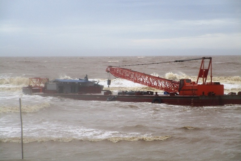 Hai chiếc sà lan cỡ lớn đang trôi dạt gần sát bờ biển Hoằng Trường, huyện Hoằng Hóa (Thanh Hóa).