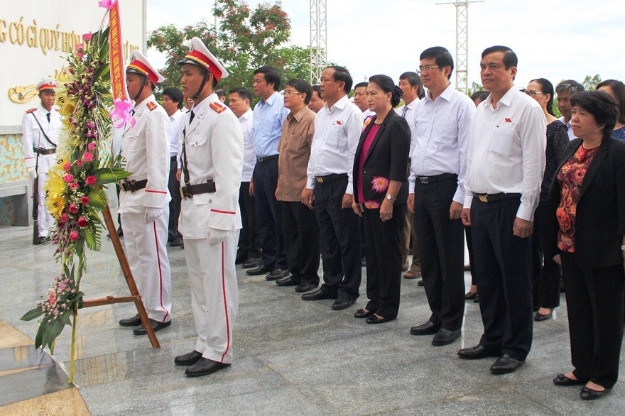 Chủ tịch Quốc hội Nguyễn Thị Kim Ngân và đoàn công tác trung ương viếng nghĩa trang liệt sỹ; thăm Mẹ Việt Nam anh hùng và gia đình chính sách tại Quảng Nam.
