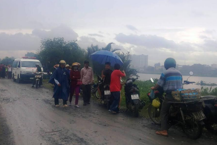 Nhiều người dân theo dõi vụ việc.