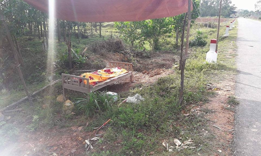 Nạn nhân Lê Văn Phương bị bỏ lại ven đường sau khi bị tai nạn. 