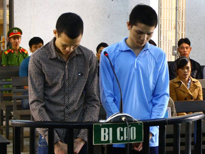 Hai bị cáo Thực và Phóng đứng trước vành meng ngựa.