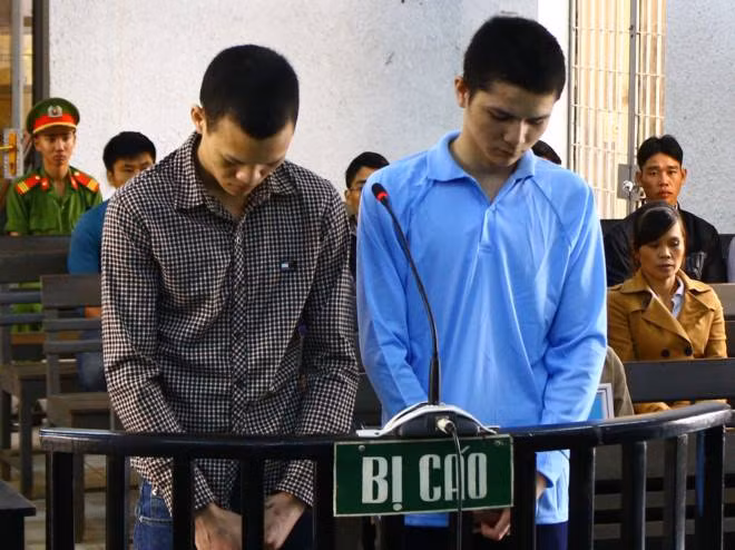 Hai bị cáo Thực và Phóng đứng trước vành meng ngựa.