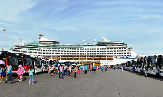 Lợi dụng việc vào cảng Chân Mây đón đoàn khách trên tàu du lịch hạng sang này, một nhóm người của công ty Trung Quốc đã trưng băng rôn với nội dung trái phép. 