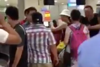 Người đàn ông mặc áo kẻ được cho là nam diễn viên Hiếu Hiền. Ảnh cắt từ clip.