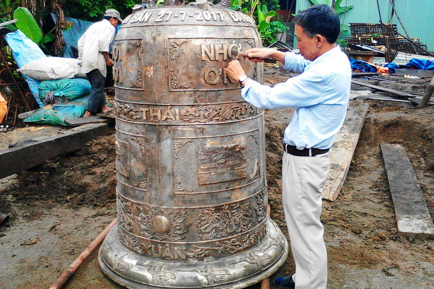 Các nghệ nhân trên đúc thành công chuông đồng nặng gần 2 tấn.