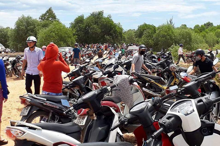 Người dân hiếu kỳ tập trung quanh khu vực hiện trường.