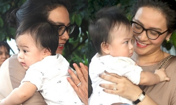 Cặp song sinh của Thanh Bùi chưa quen với đám đông nên khóc nhiều. Vợ của Thanh Bùi phải bế con vào trong dỗ dành.