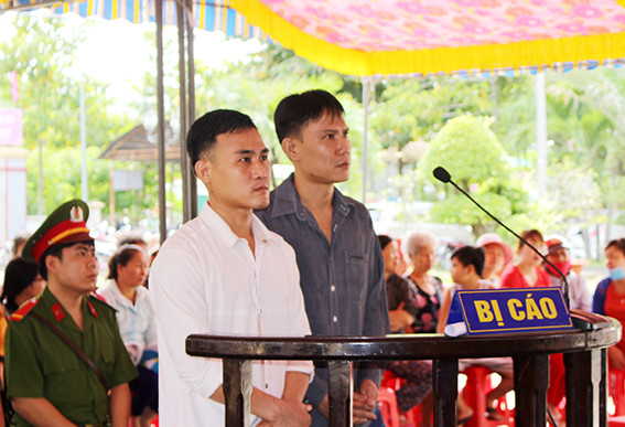 Hai bị cáo tại tòa, từ trái qua Tân (áo trắng), Hưng (áo đen). Ảnh: Báo Đồng Nai.