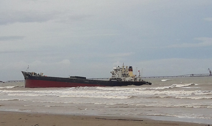 Bão số 2 đánh dạt một chiếc tàu vào bờ biển cửa lò