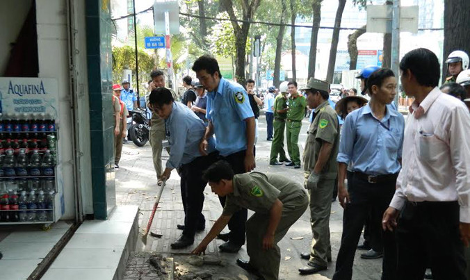 Quản lý vỉa hè: Bên thu tiền, bên không cho bán