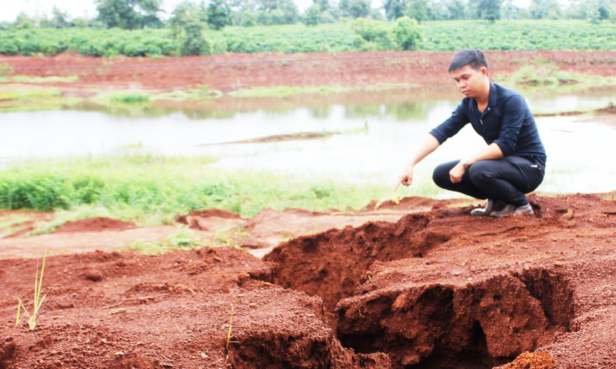 Phần bờ hồ thủy lợi Bàu Nài bị sạt lở.
