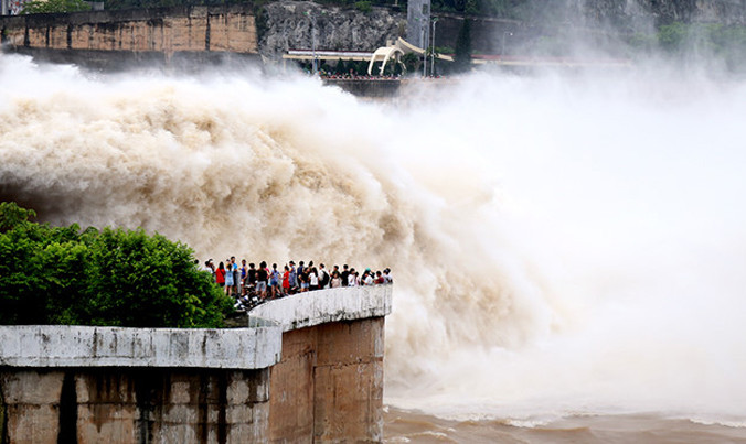Cận cảnh xả lũ tại hồ Hòa Bình. Ảnh: Hoàng Mạnh Thắng.