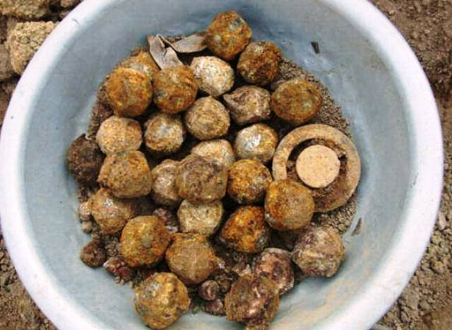 Số bom bi “con” được tách ra từ quả bom bi “mẹ”.