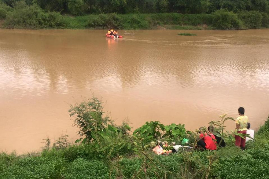 Thi bơi cùng bạn nhậu, người đàn ông chết thảm giữa sông