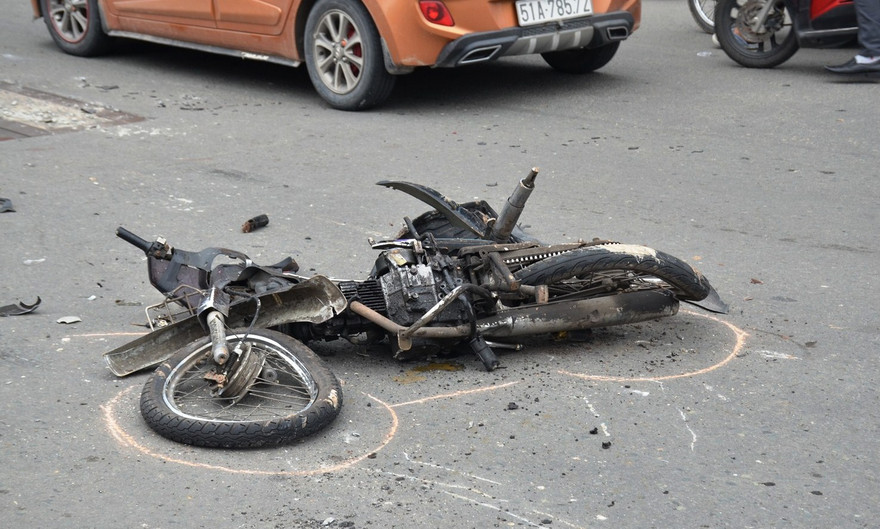 Chiếc xe máy hư hỏng biến dạng.