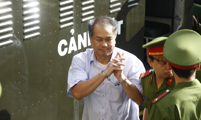 Ông Phạm Công Danh rời phiên tòa ‘đại án’ 9.000 tỷ đồng sau khi bị cấp phúc thẩm tuyên y án 30 năm tù và bồi hoàn thiệt hại hàng ngàn tỷ đồng. Ảnh: Tân Châu