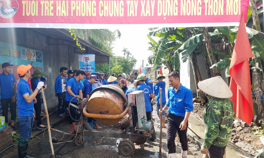 Thành Đoàn Hải Phòng làm đường nông thôn mới cho người dân thôn Kinh Điền (xã Tân Viên, huyện An Lão)