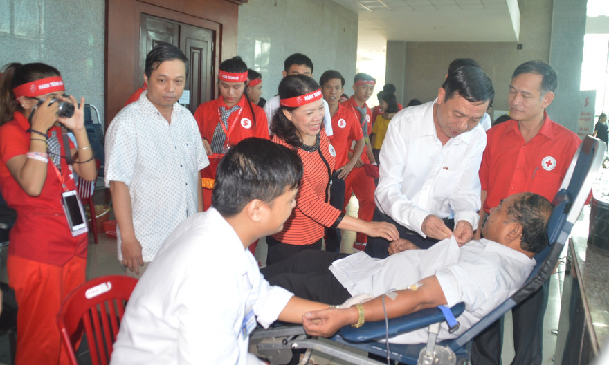 Ban tổ chức chương trình Hành trình Đỏ thăm hỏi, động viên tinh thần những người tham Ngày hội hiến máu “Giọt hồng Đất Lửa” năm 2017. ẢNH: N.B