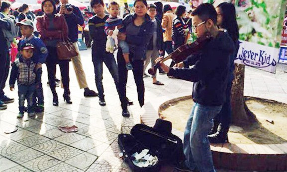 Vụ việc cậu bé 15 chơi violin ở phố đi bộ có nhiều tình tiết bất ngờ.
