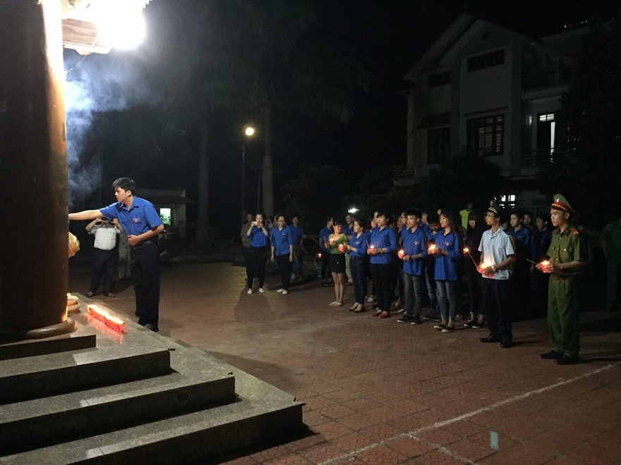 Đoàn viên TN và chiến sỹ Biên Phòng ở biên giới Đồng Đăng tưởng niệm các liệt sỹ.