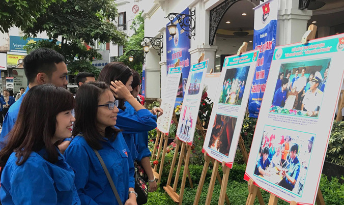 Các bạn trẻ tham quan triển lãm.