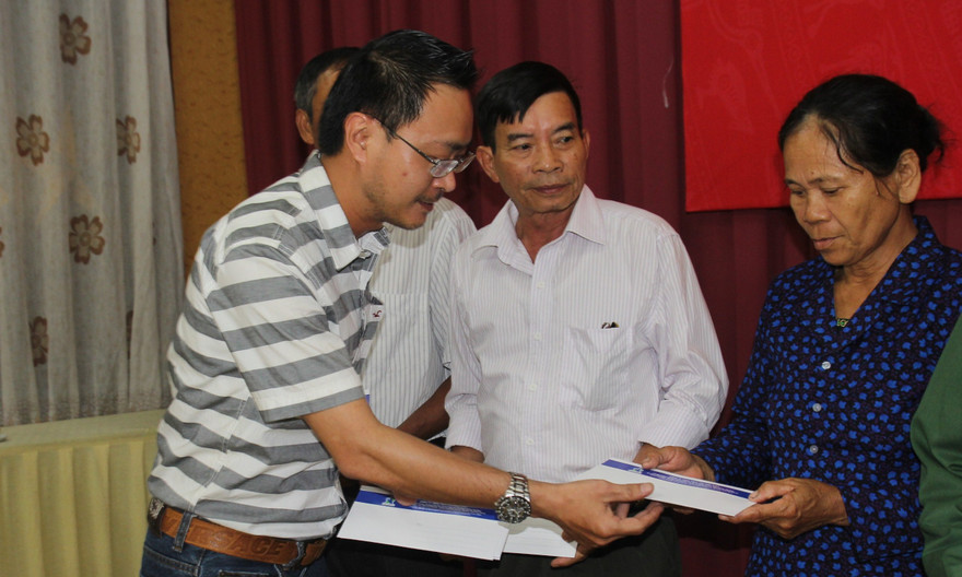 Trao 100 triệu đồng cho gia đình liệt sỹ, thương binh tại Nghệ An