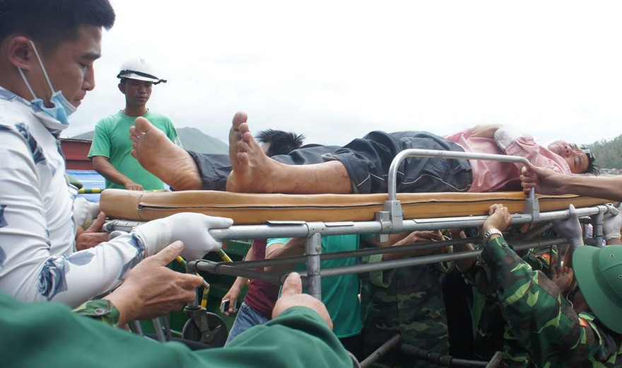 Thuyền viên Nguyễn Văn Sáng được đưa vào bờ. Ảnh: Cảnh Huệ 