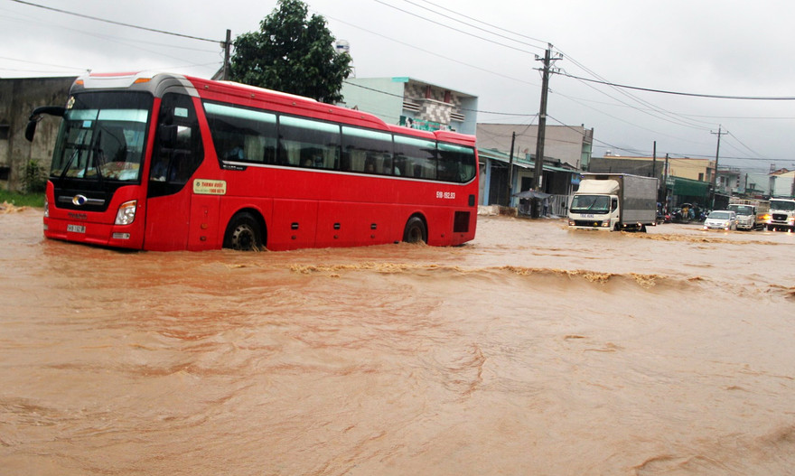 Quốc lộ 20 bị ngập sâu cả mét, ô tô chết máy nằm la liệt