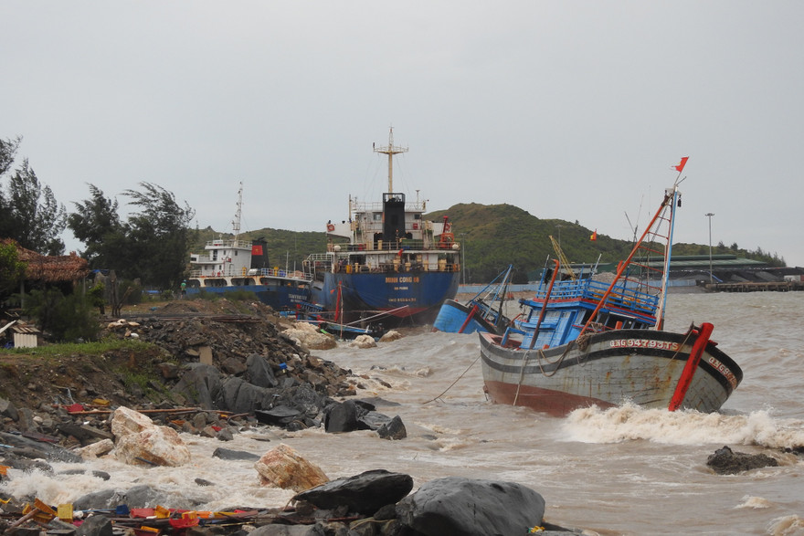 Nhiều tàu cá của ngư dân bị chìm.