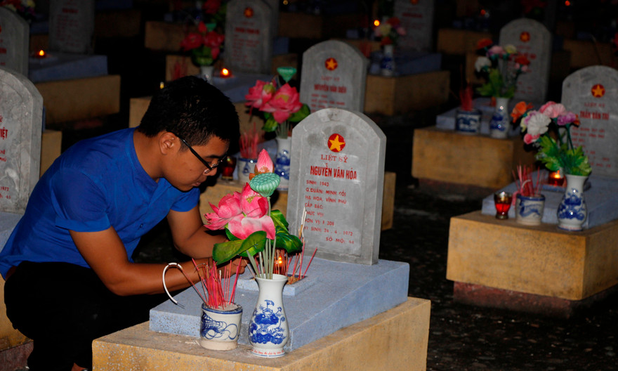 Trường Sơn, đêm lung linh vạn ngọn nến tri ân