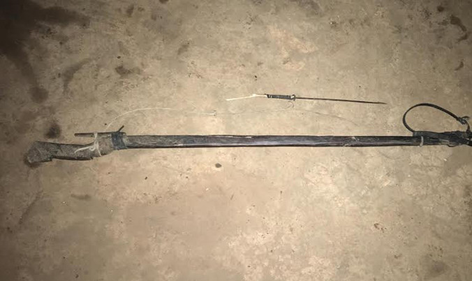 Chiếc nỏ tự chế (ảnh Hồng Lê).