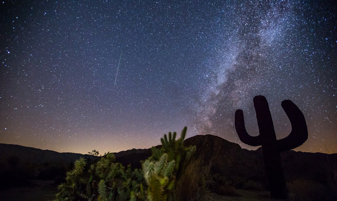Một vệt sao băng Delta Aquarids trên bầu trời Borrego Springs, California, Mỹ. Ảnh: Ineeddadrink.