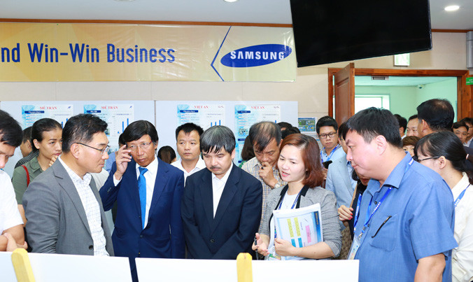 Các đại biểu thăm quan khu triển lãm.