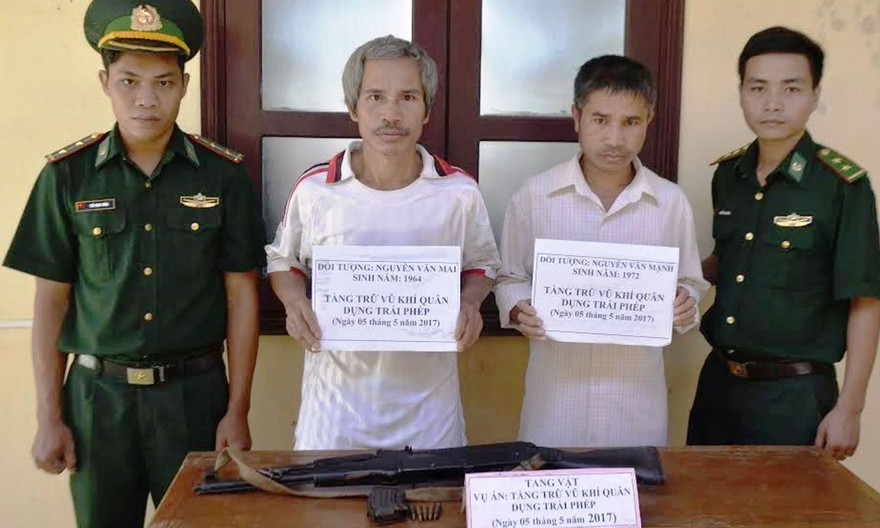 Hai nghi phạm tàng trữ vũ khí quân dụng Mai và Mạnh tại cơ quan biên phòng. Ảnh: BP