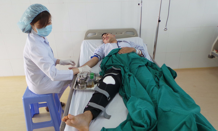 Các y-bác sĩ bệnh viện Q. Thủ Đức chăm sóc cho bệnh nhân.