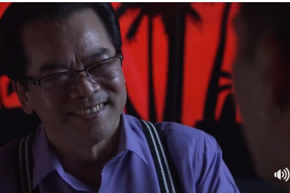 Kính Trắng thích thú khi dụ được Phan Hải vào đường dây buôn bán ma túy của mình.