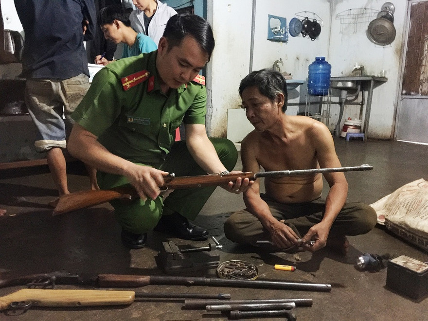 Nhà ông Hùng tàng trữ nhiều súng đạn.