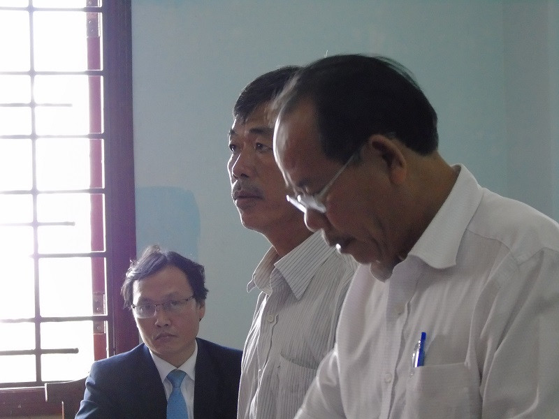 Ông Trí (chồng nguyên đơn, áo sọc) và luật sư Nguyễn Trường Thành (đại diện Bệnh viện đa khoa TP Cần Thơ, áo trắng). Ảnh Kim Hà